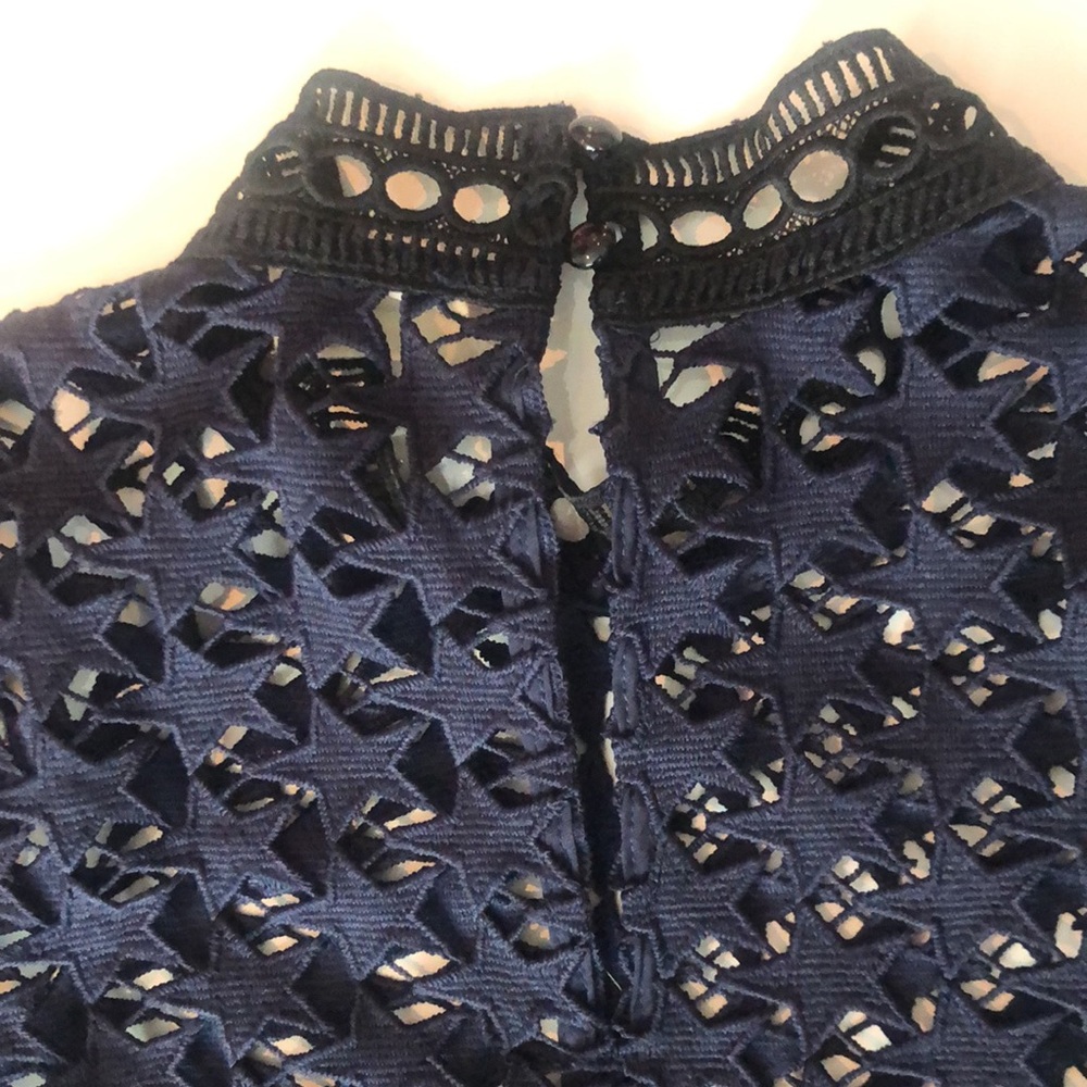 AMT BOCADE STAR LACE TOP - Picture 4 of 5